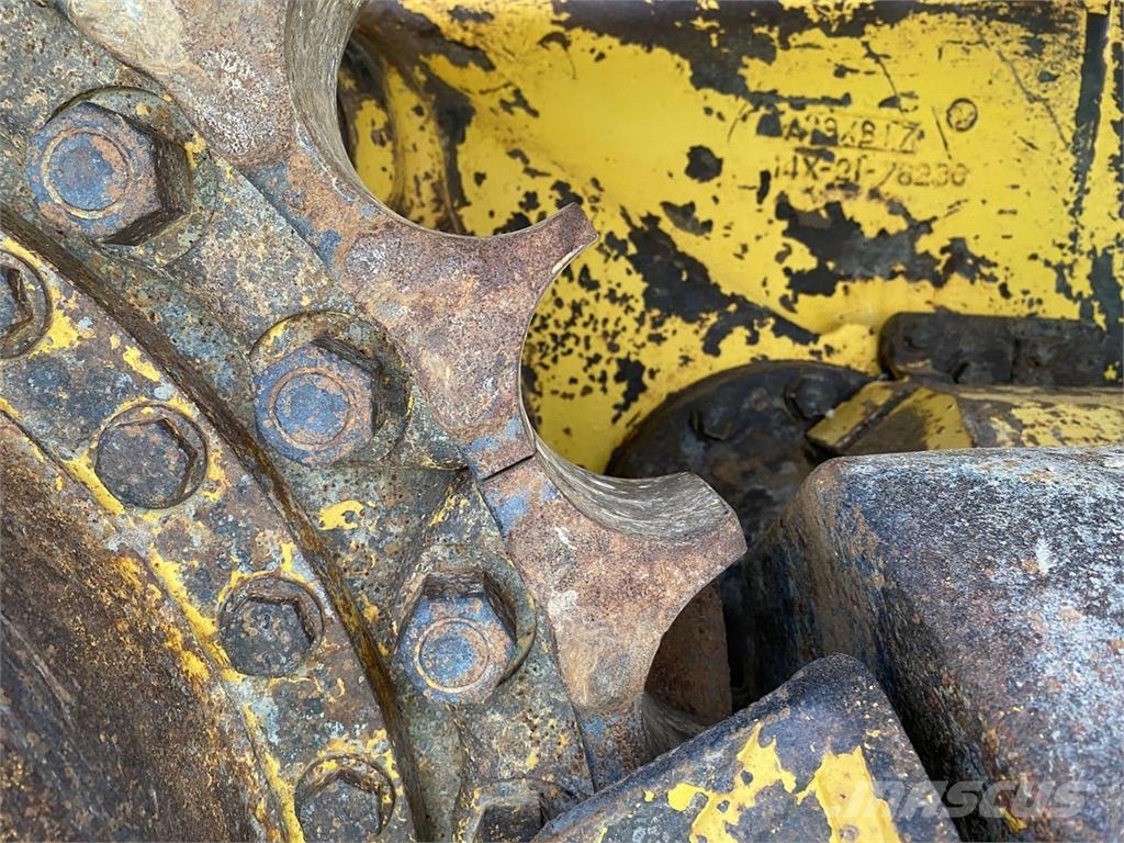Komatsu D65PXI-18EO بلدوزرات مجنزرة