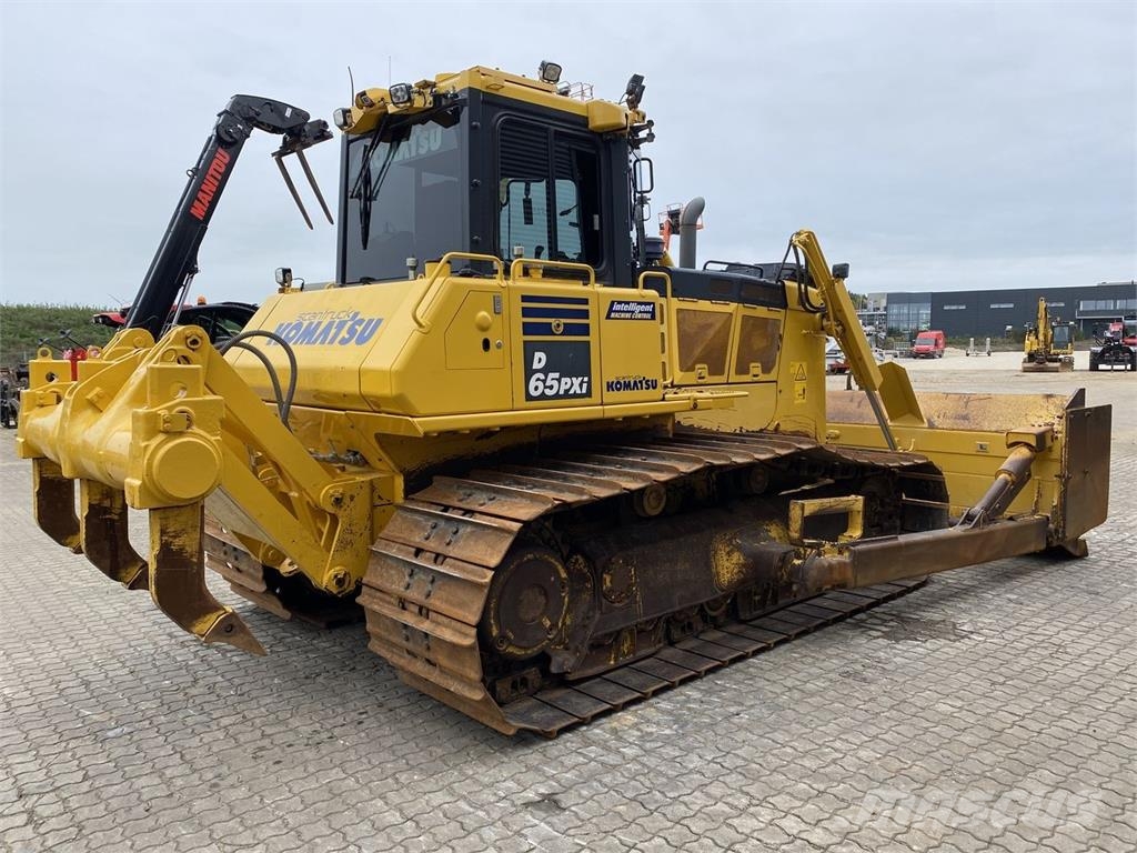 Komatsu D65PXI-18EO بلدوزرات مجنزرة