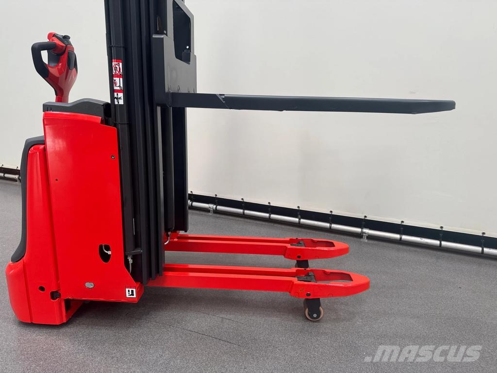 Linde L 12 B-i 自走式堆積機