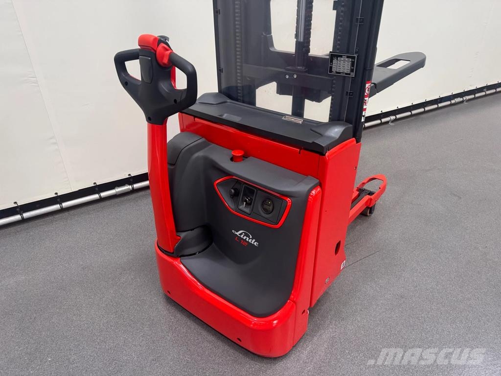 Linde L 12 B-i 自走式堆積機