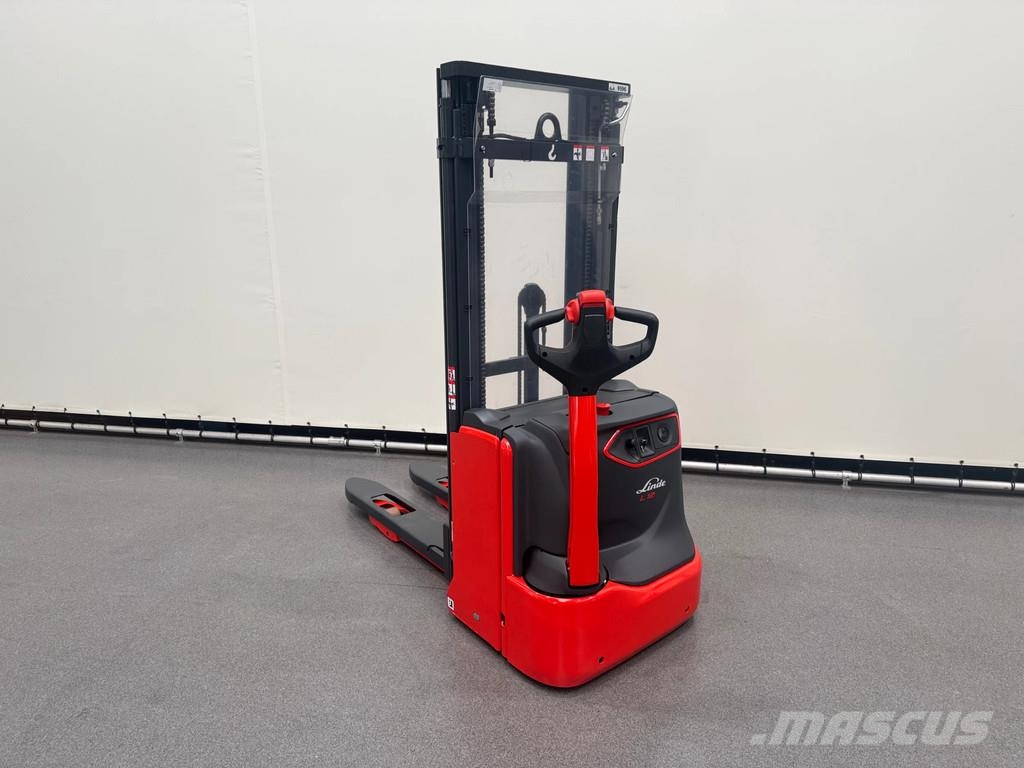 Linde L 12 B-i 自走式堆積機