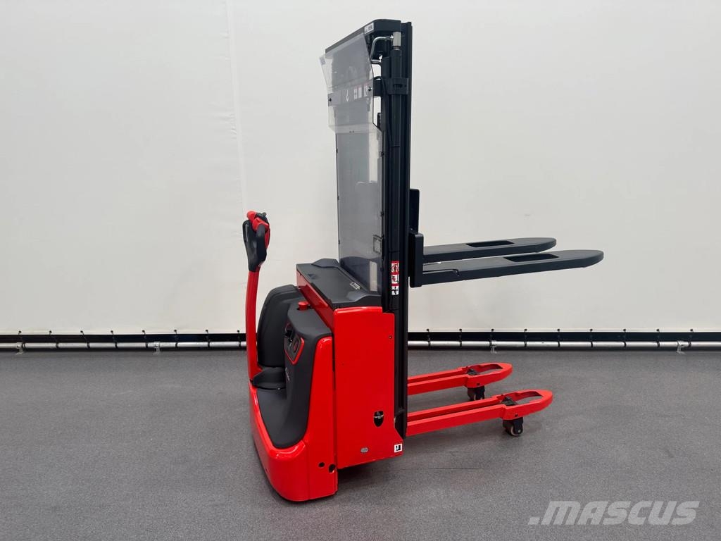 Linde L 12 B-i 自走式堆積機