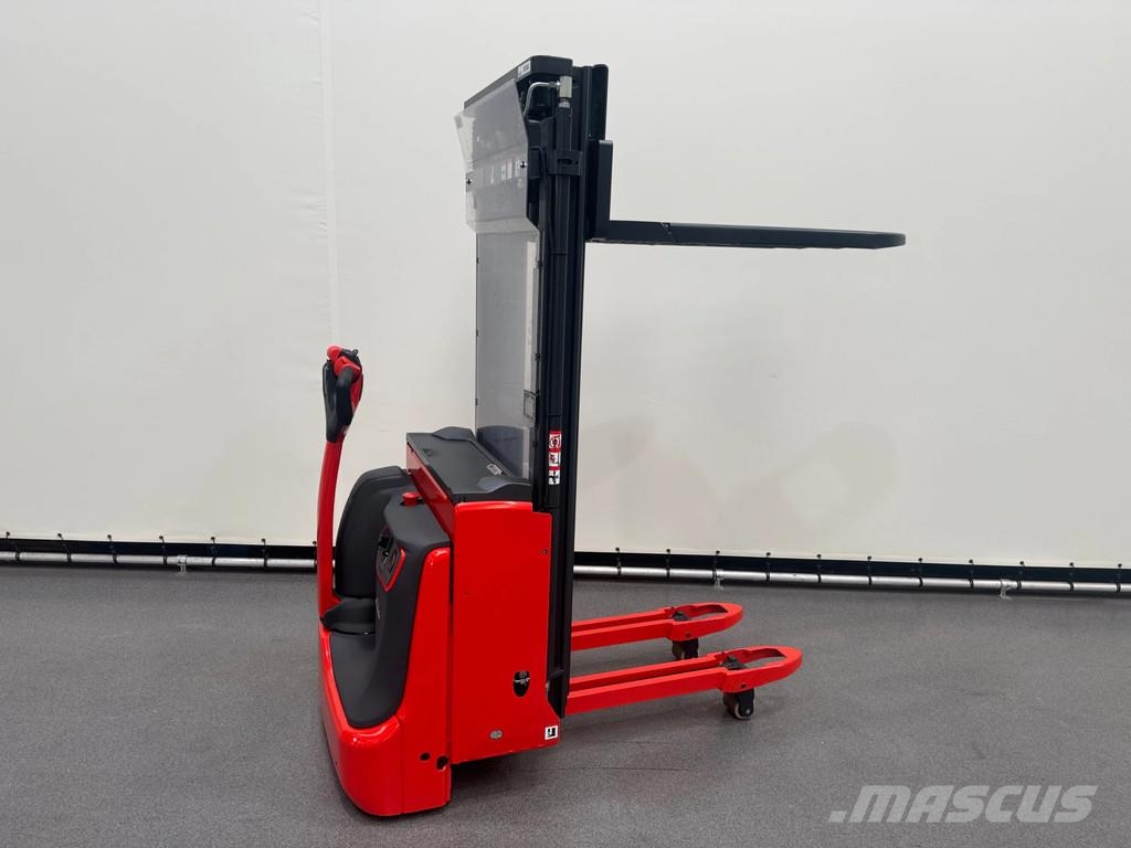 Linde L 12 B-i 自走式堆積機