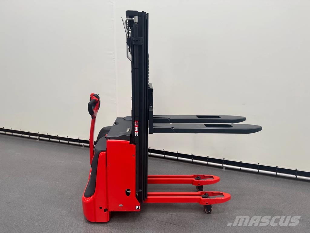 Linde L 12 B-i 自走式堆積機