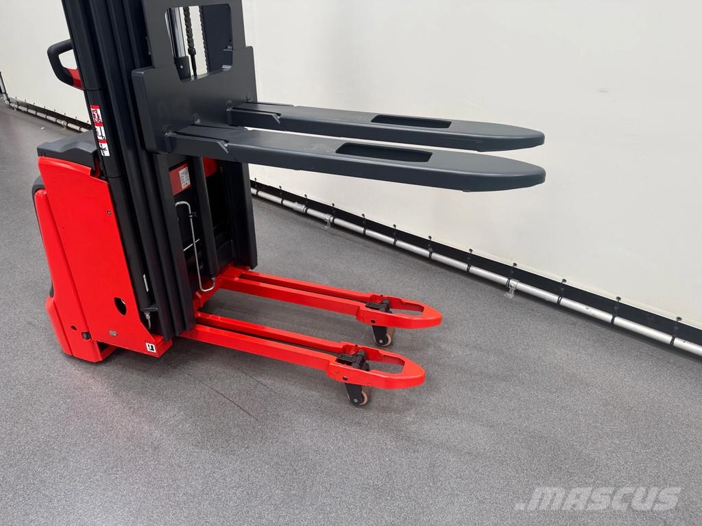 Linde L 12 B-i 自走式堆積機