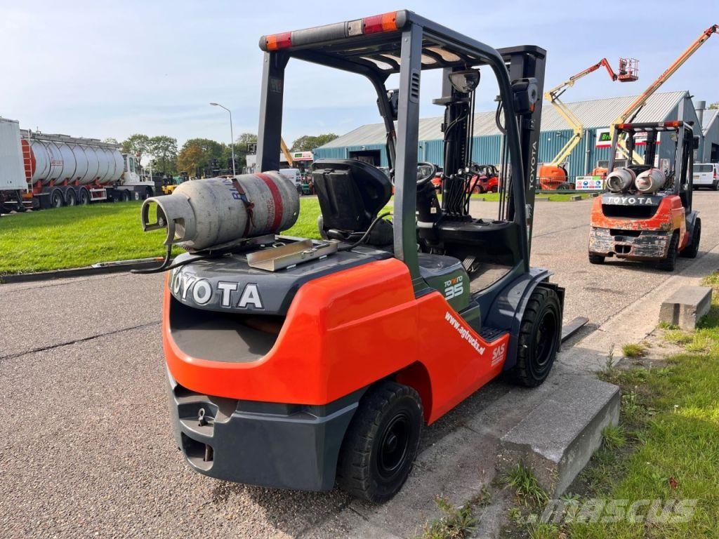 Toyota 02- 8FGJF35 شاحنات LPG