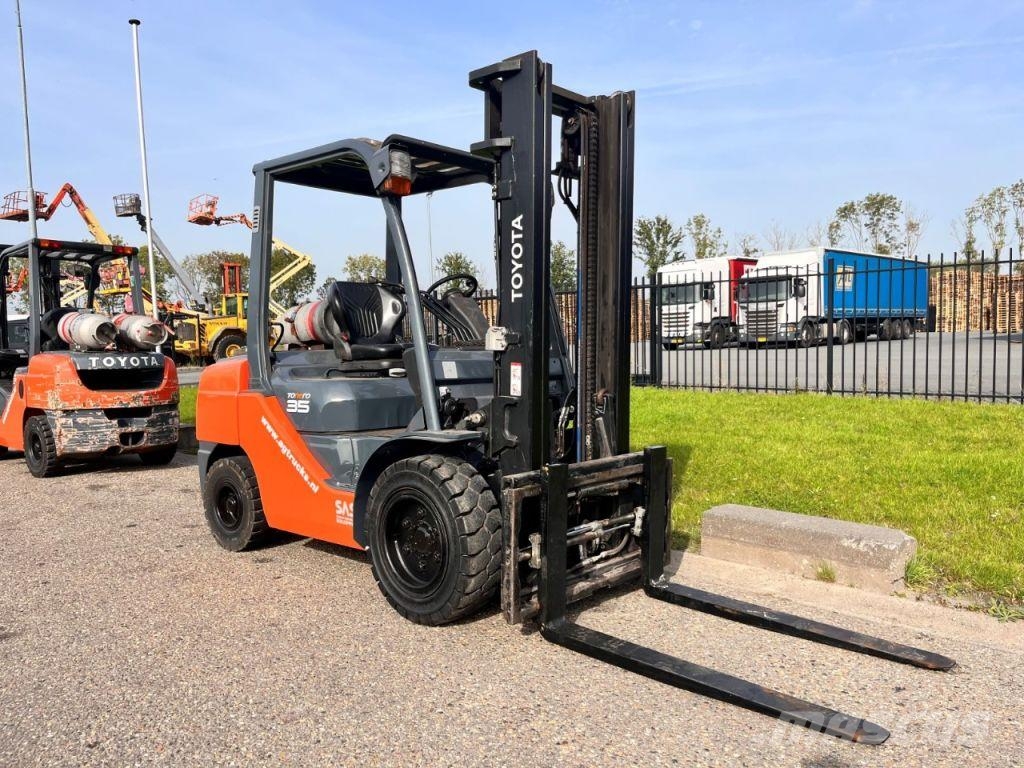 Toyota 02- 8FGJF35 شاحنات LPG