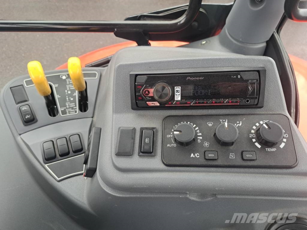 Kubota M 7173 Premium KVT Traktory