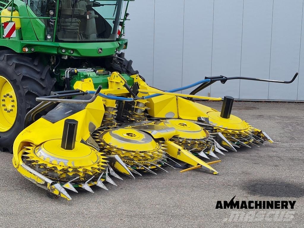 John Deere 8400 with Kemper 460 Plus Zelfrijdende veldhakselaars