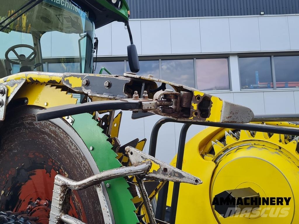 John Deere 8400 with Kemper 460 Plus Zelfrijdende veldhakselaars