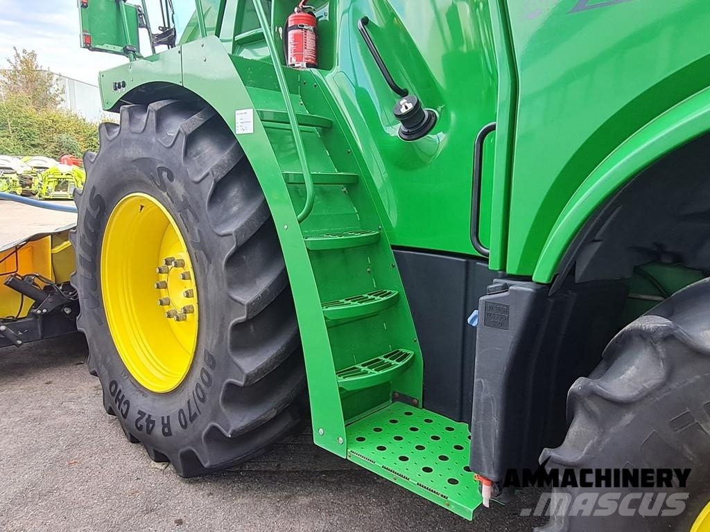 John Deere 8400 with Kemper 460 Plus Zelfrijdende veldhakselaars