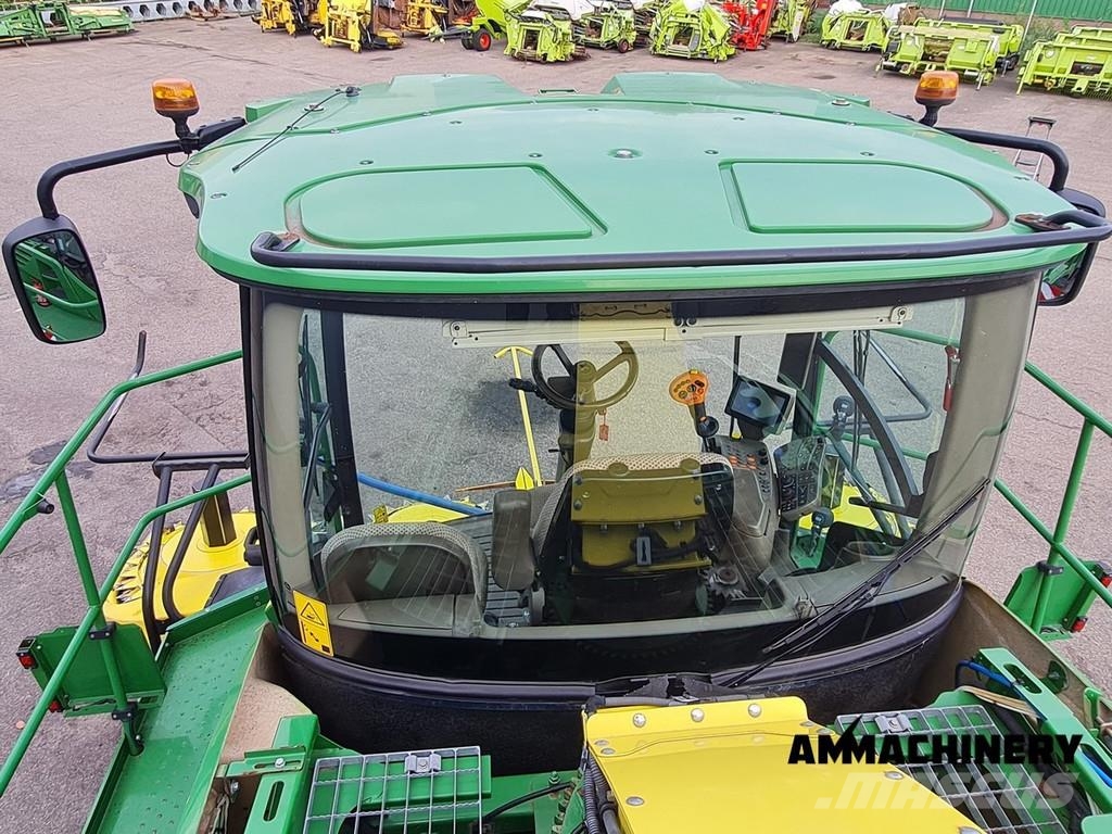 John Deere 8400 with Kemper 460 Plus Zelfrijdende veldhakselaars