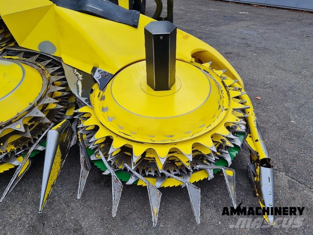 John Deere 8400 with Kemper 460 Plus Zelfrijdende veldhakselaars