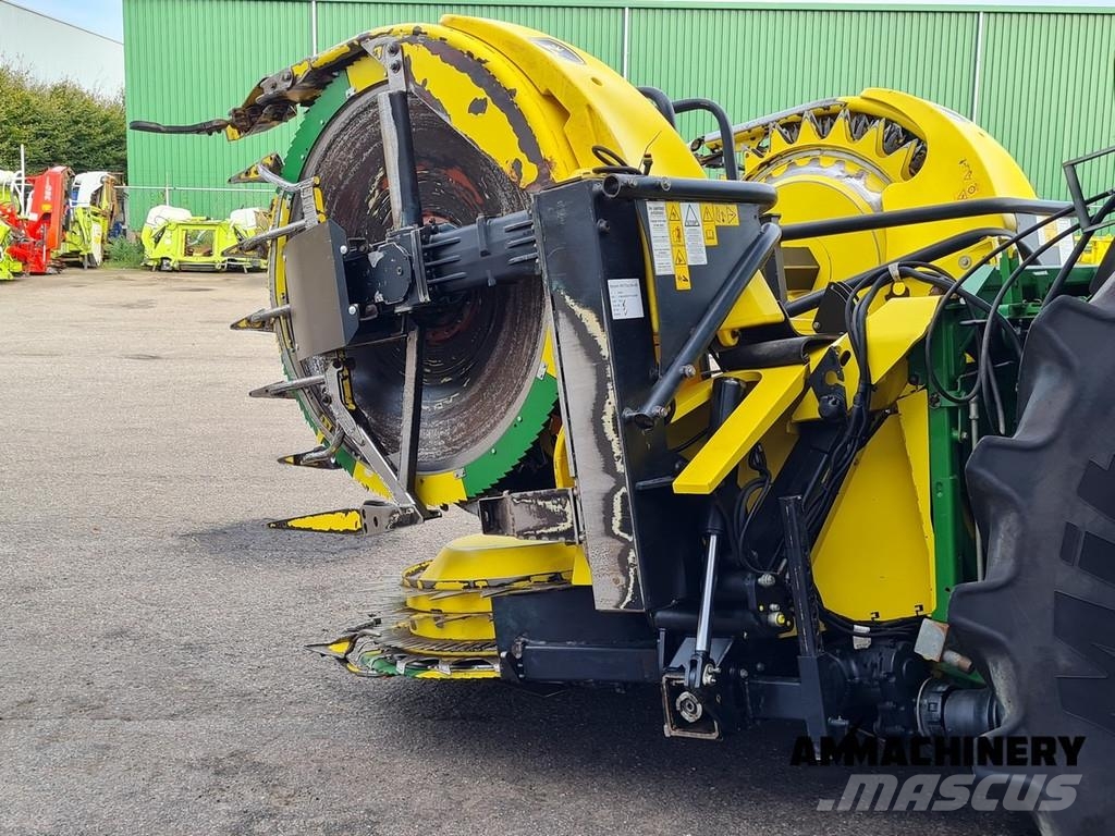 John Deere 8400 with Kemper 460 Plus Zelfrijdende veldhakselaars