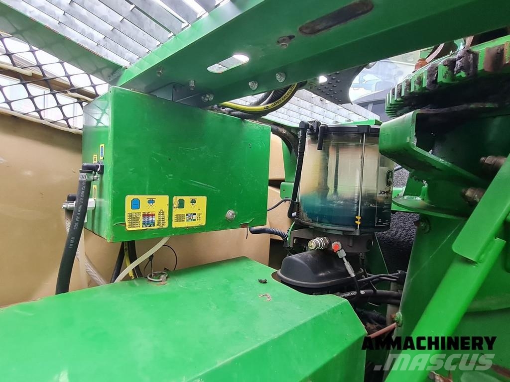 John Deere 8400 with Kemper 460 Plus Zelfrijdende veldhakselaars
