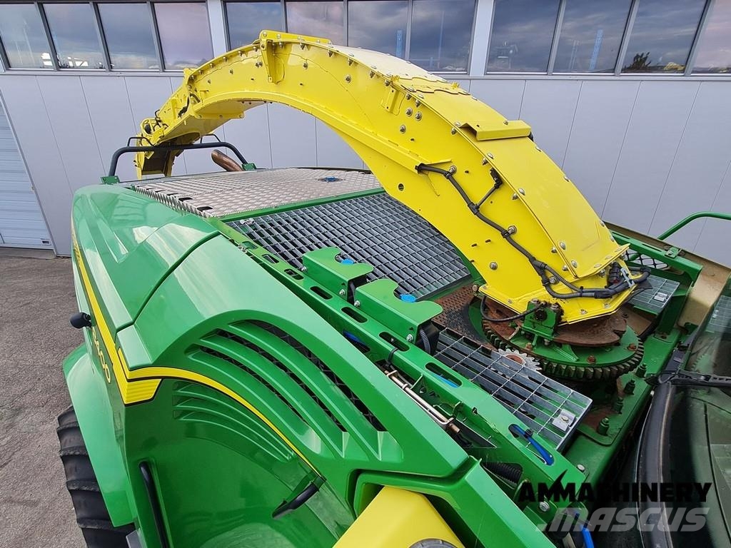 John Deere 8400 with Kemper 460 Plus Zelfrijdende veldhakselaars