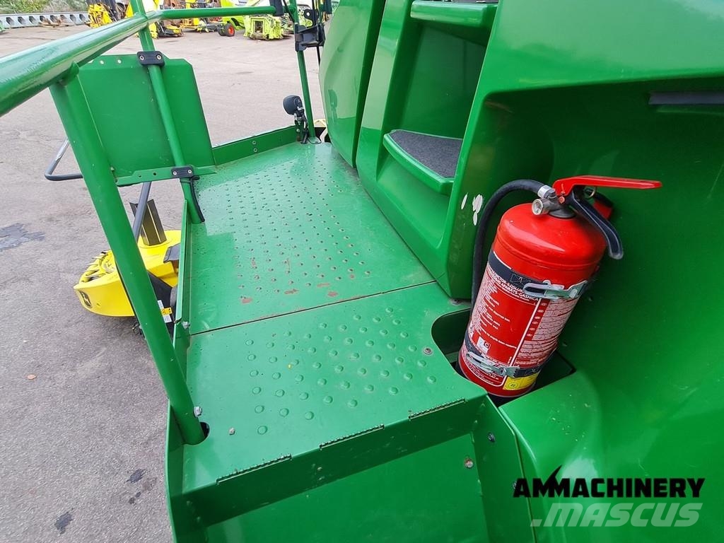 John Deere 8400 with Kemper 460 Plus Zelfrijdende veldhakselaars