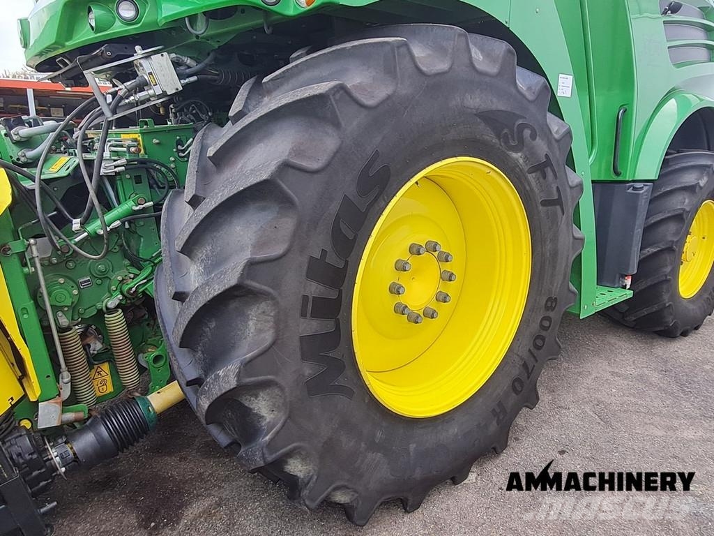 John Deere 8400 with Kemper 460 Plus Zelfrijdende veldhakselaars