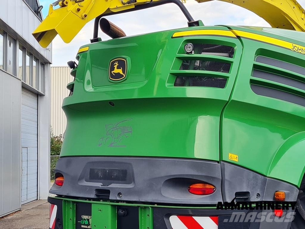 John Deere 8400 with Kemper 460 Plus Zelfrijdende veldhakselaars
