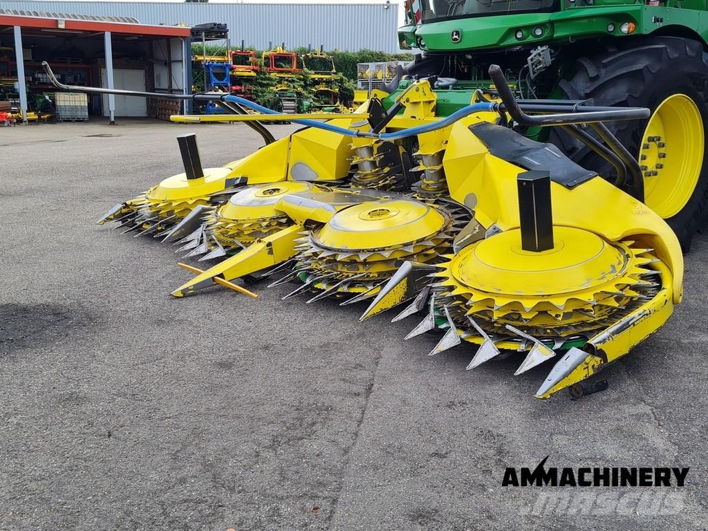John Deere 8400 with Kemper 460 Plus Zelfrijdende veldhakselaars