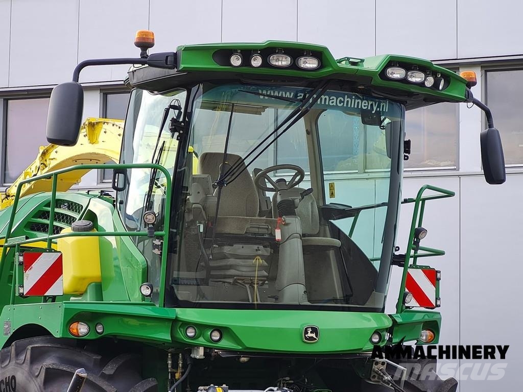 John Deere 8400 with Kemper 460 Plus Zelfrijdende veldhakselaars