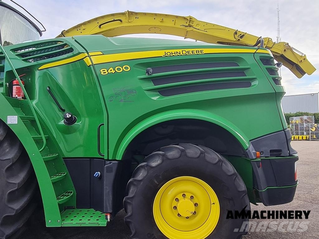 John Deere 8400 with Kemper 460 Plus Zelfrijdende veldhakselaars