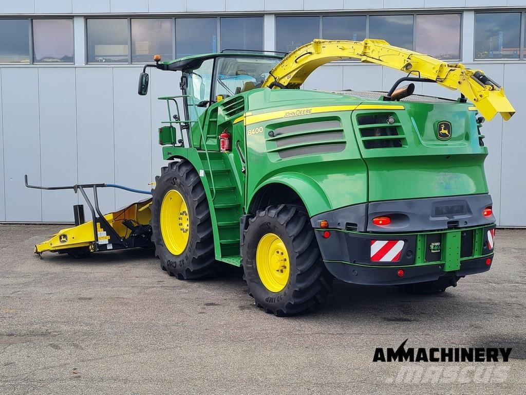 John Deere 8400 with Kemper 460 Plus Zelfrijdende veldhakselaars