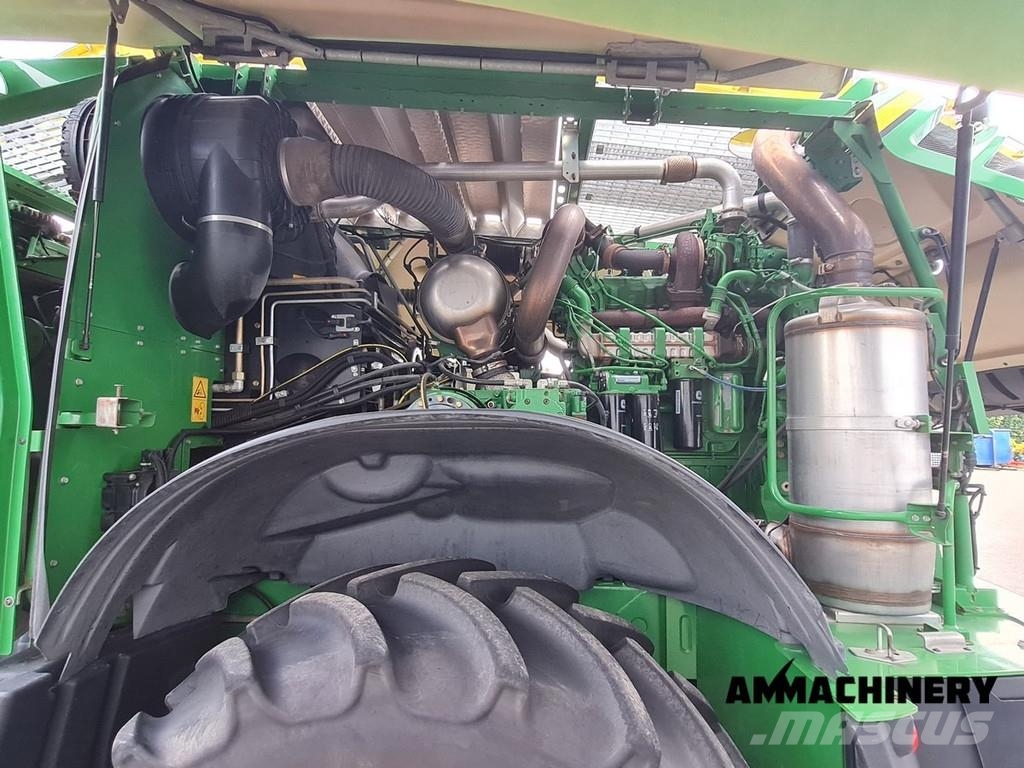 John Deere 8400 with Kemper 460 Plus Zelfrijdende veldhakselaars