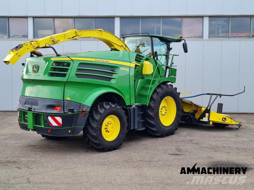 John Deere 8400 with Kemper 460 Plus Zelfrijdende veldhakselaars