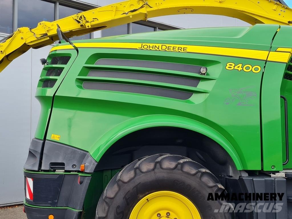 John Deere 8400 with Kemper 460 Plus Zelfrijdende veldhakselaars
