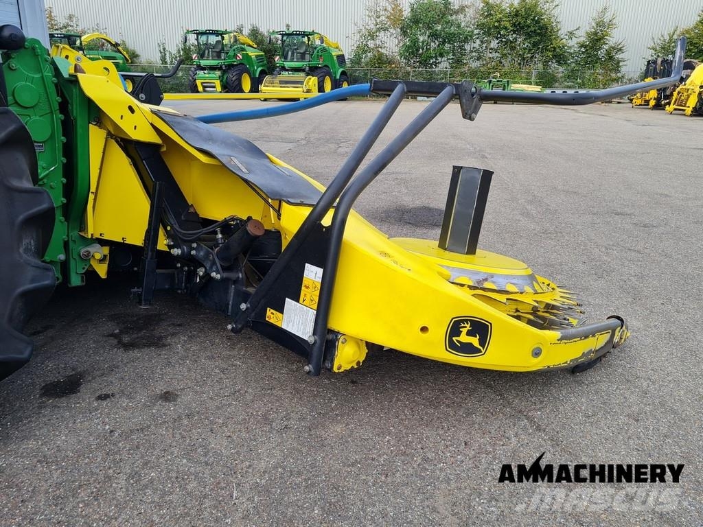 John Deere 8400 with Kemper 460 Plus Zelfrijdende veldhakselaars