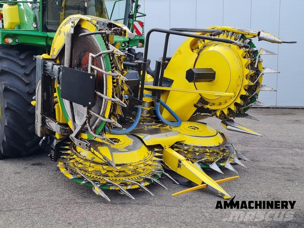 John Deere 8400 with Kemper 460 Plus Zelfrijdende veldhakselaars
