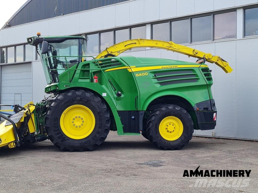 John Deere 8400 with Kemper 460 Plus Zelfrijdende veldhakselaars