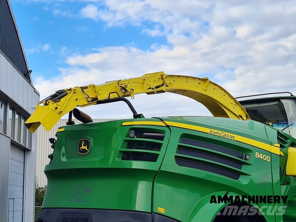 John Deere 8400 with Kemper 460 Plus Zelfrijdende veldhakselaars