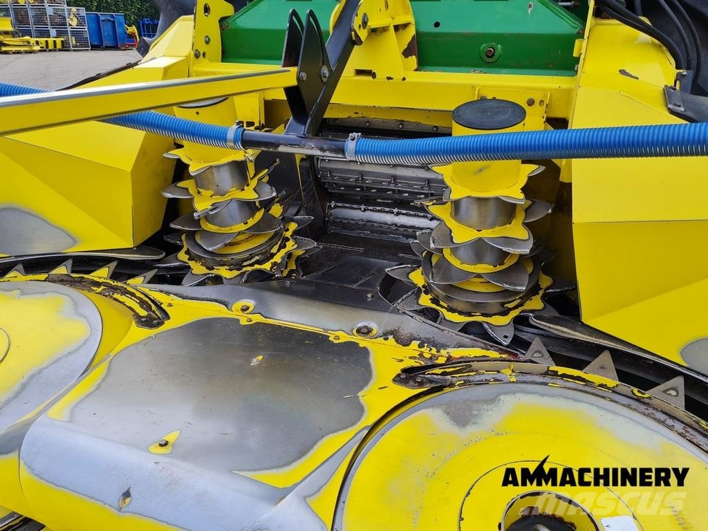 John Deere 8400 with Kemper 460 Plus Zelfrijdende veldhakselaars