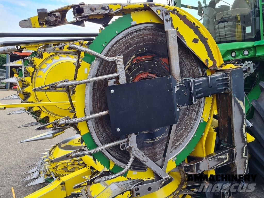 John Deere 8400 with Kemper 460 Plus Zelfrijdende veldhakselaars