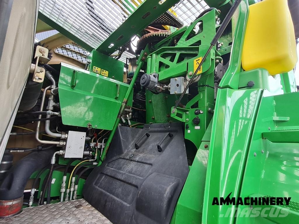 John Deere 8400 with Kemper 460 Plus Zelfrijdende veldhakselaars