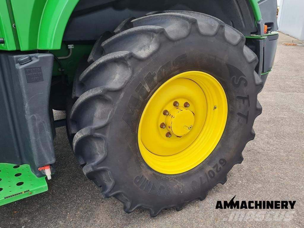 John Deere 8400 with Kemper 460 Plus Zelfrijdende veldhakselaars
