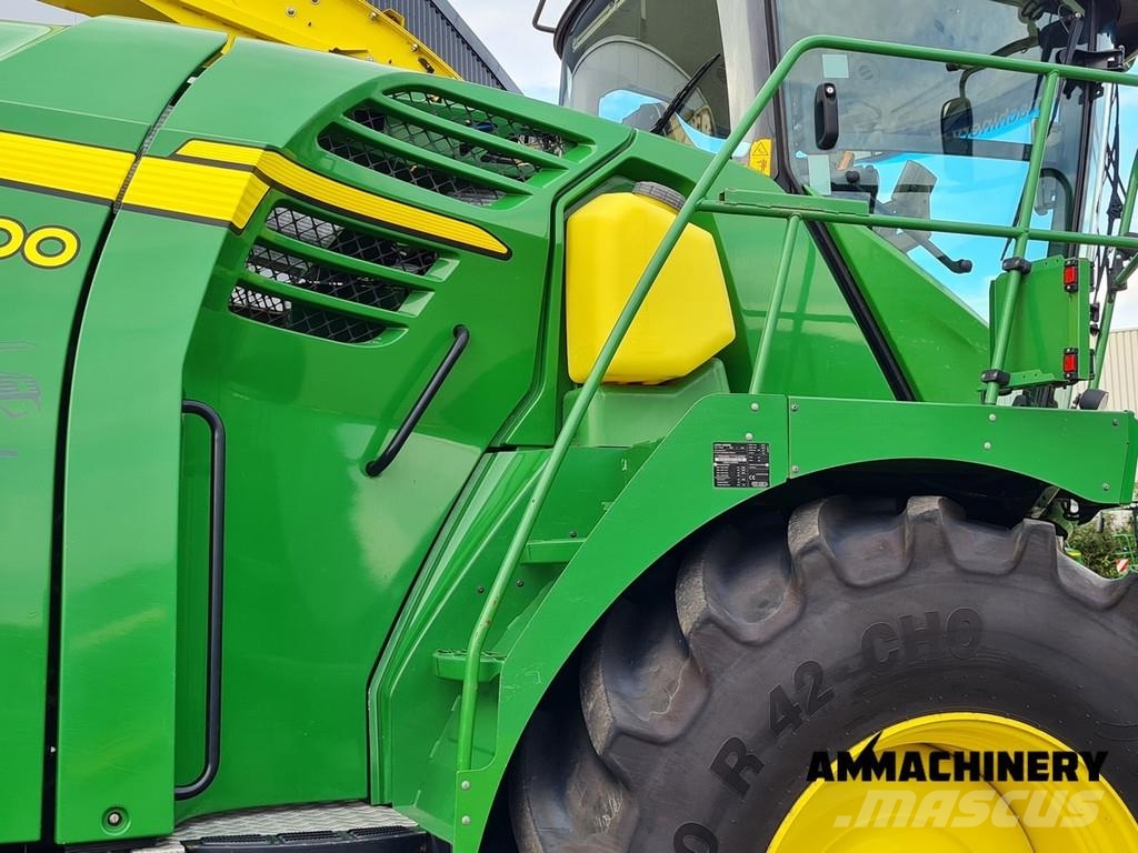 John Deere 8400 with Kemper 460 Plus Zelfrijdende veldhakselaars