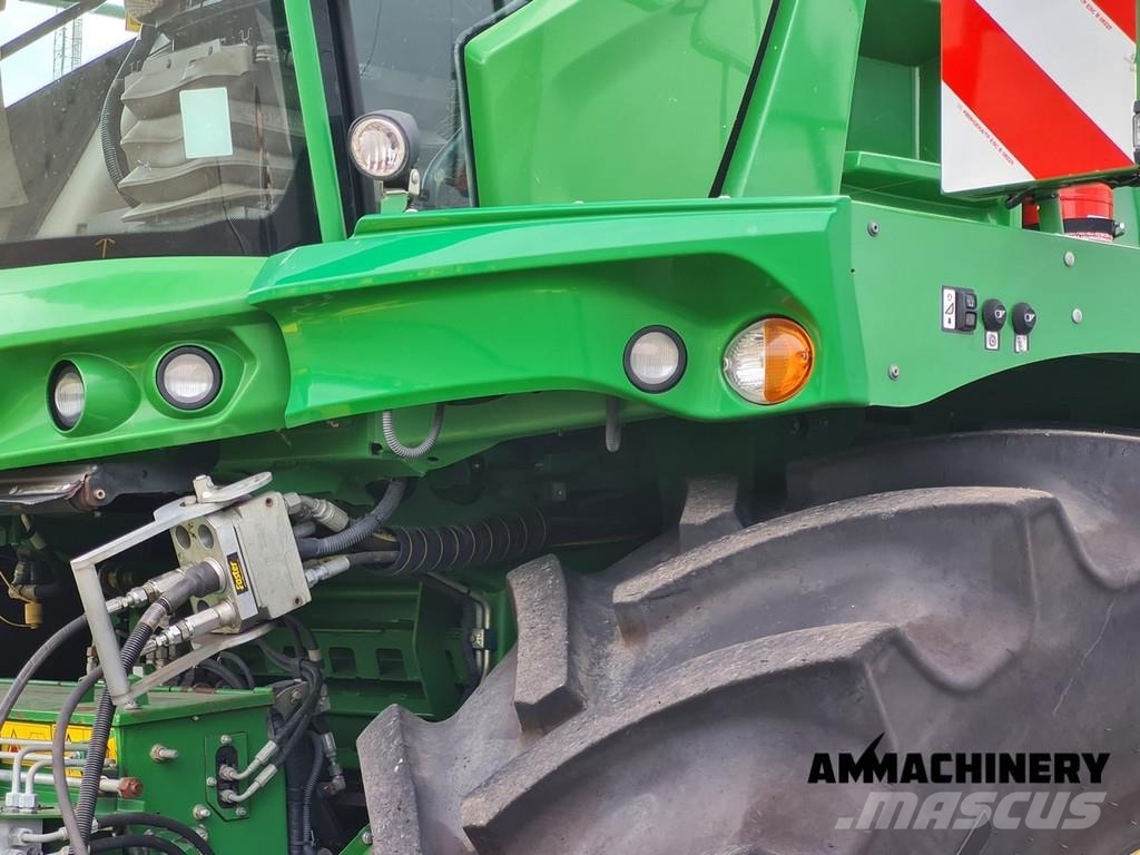 John Deere 8400 with Kemper 460 Plus Zelfrijdende veldhakselaars