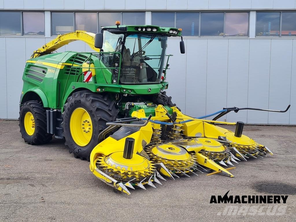 John Deere 8400 with Kemper 460 Plus Zelfrijdende veldhakselaars