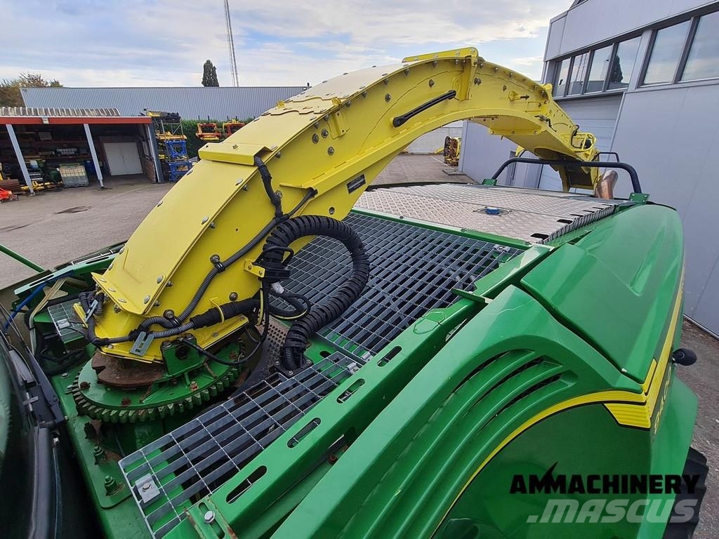 John Deere 8400 with Kemper 460 Plus Zelfrijdende veldhakselaars