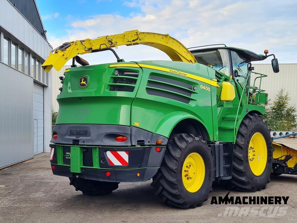 John Deere 8400 with Kemper 460 Plus Zelfrijdende veldhakselaars