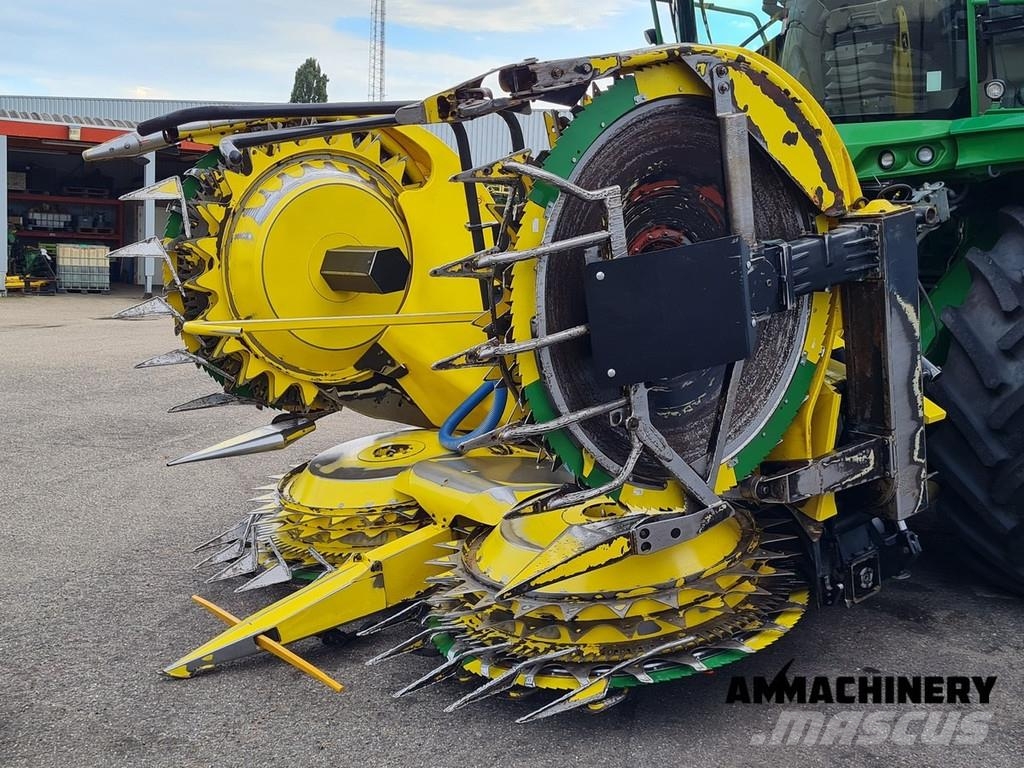 John Deere 8400 with Kemper 460 Plus Zelfrijdende veldhakselaars