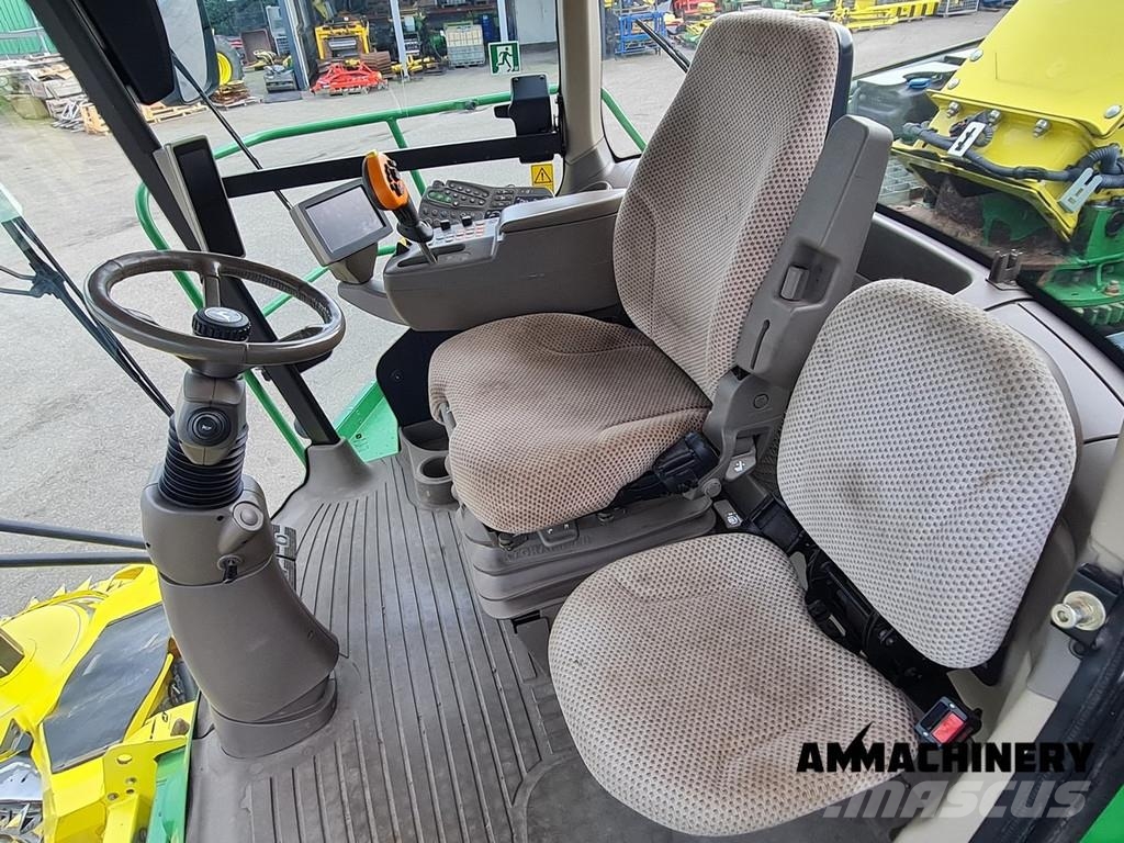 John Deere 8400 with Kemper 460 Plus Zelfrijdende veldhakselaars