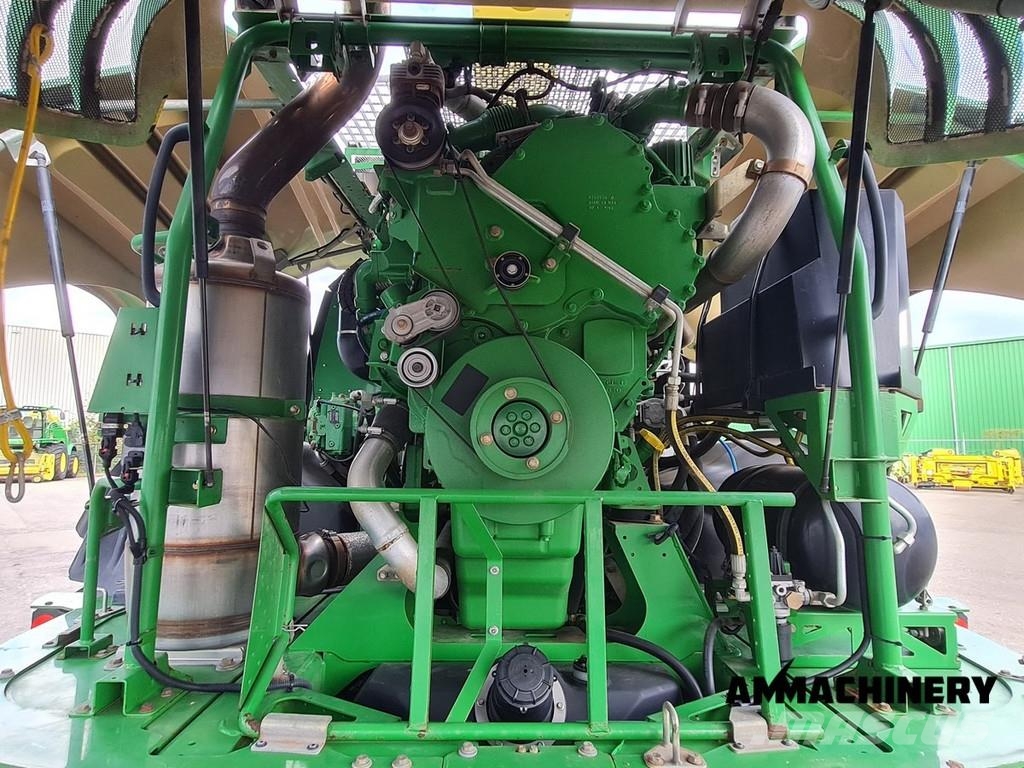 John Deere 8400 with Kemper 460 Plus Zelfrijdende veldhakselaars