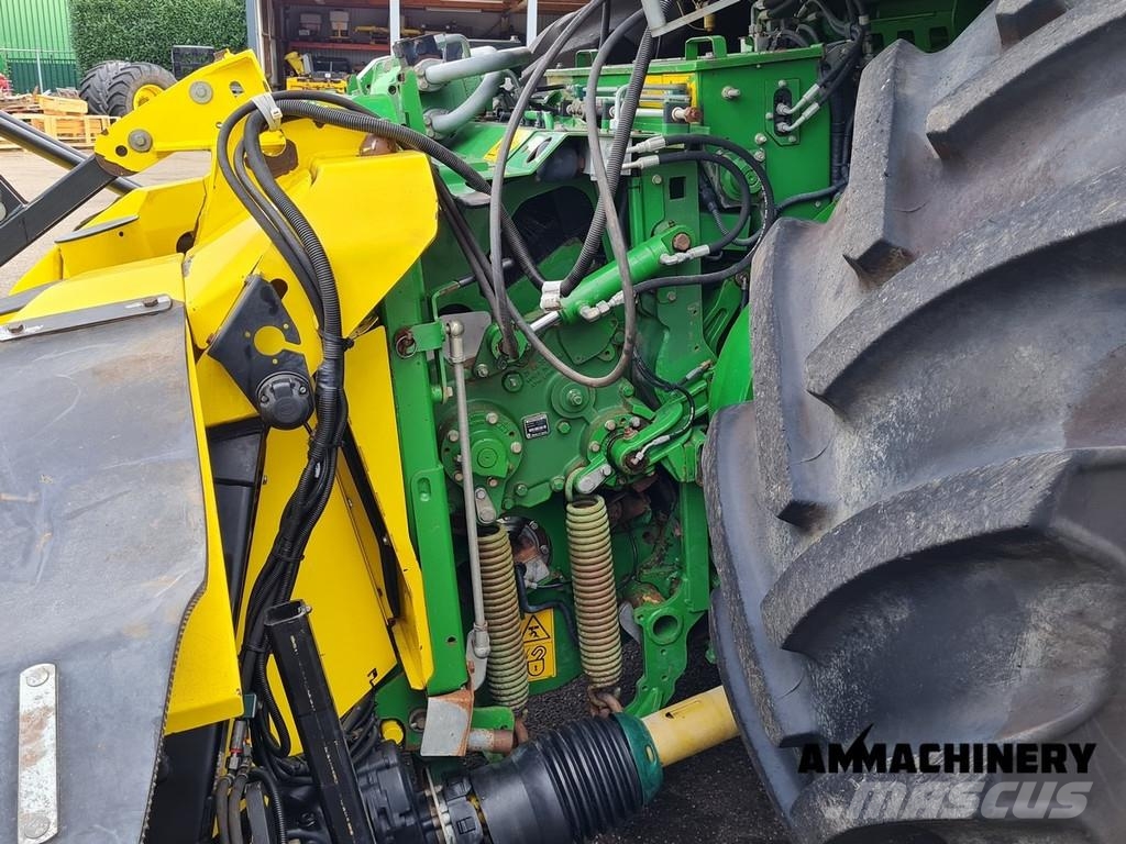 John Deere 8400 with Kemper 460 Plus Zelfrijdende veldhakselaars