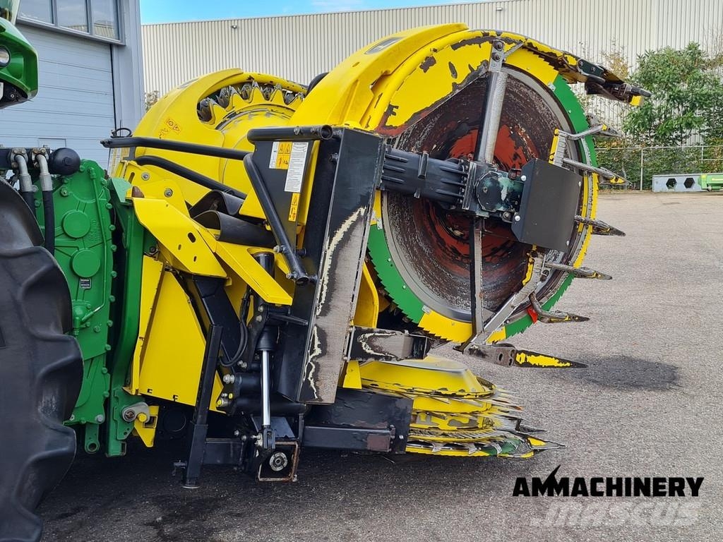 John Deere 8400 with Kemper 460 Plus Zelfrijdende veldhakselaars