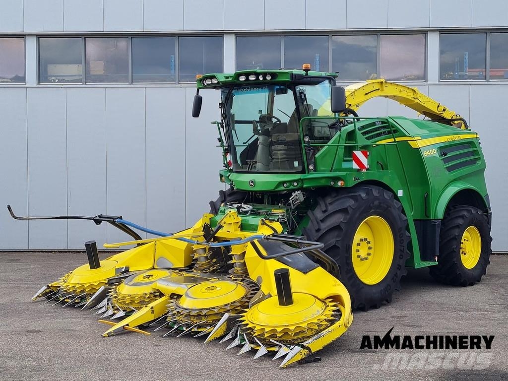 John Deere 8400 with Kemper 460 Plus Zelfrijdende veldhakselaars