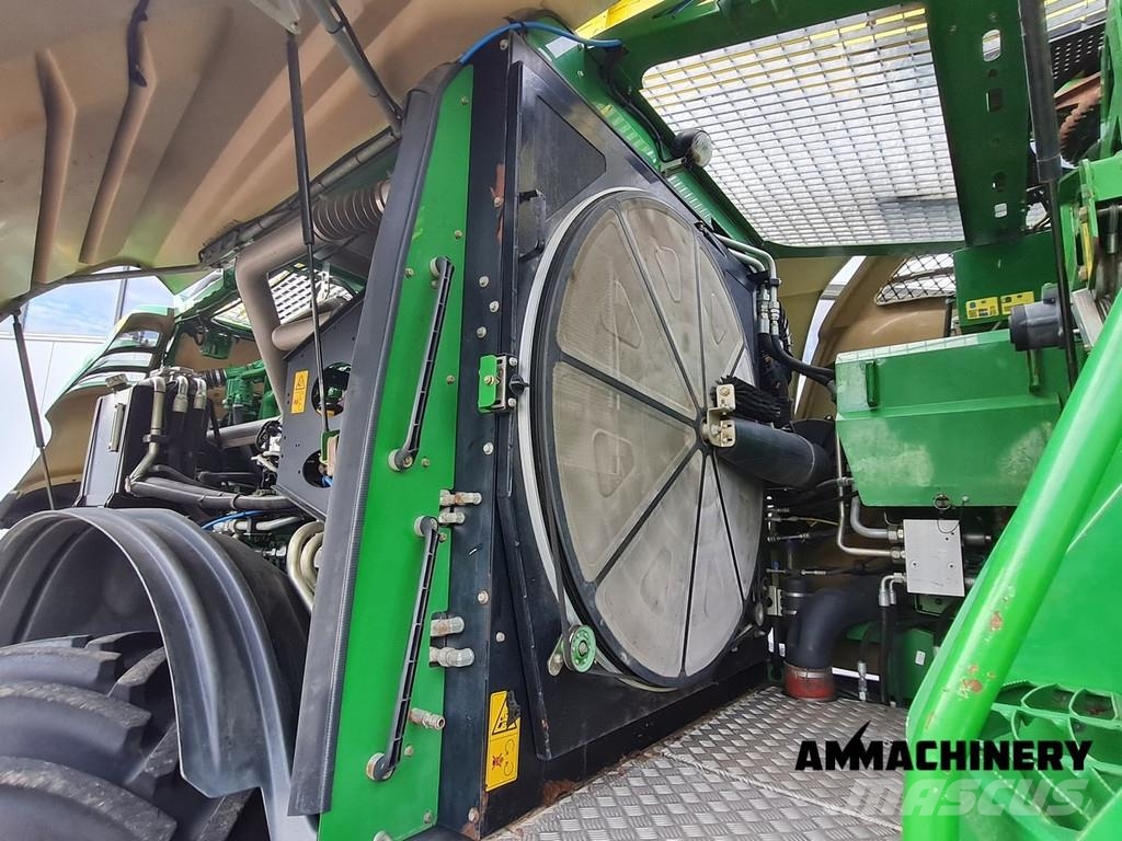 John Deere 8400 with Kemper 460 Plus Zelfrijdende veldhakselaars
